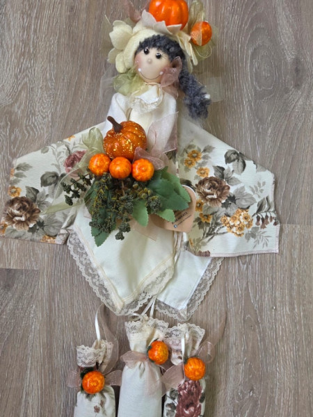 Zâna "Aer de toamnă" cu agățătoare  Zâna "Aer de toamnă" cu agățătoare