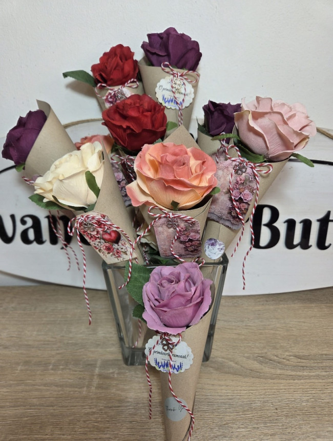 Mărțișor cu floare artificială în ambalaj bej ~ 25 cm. 