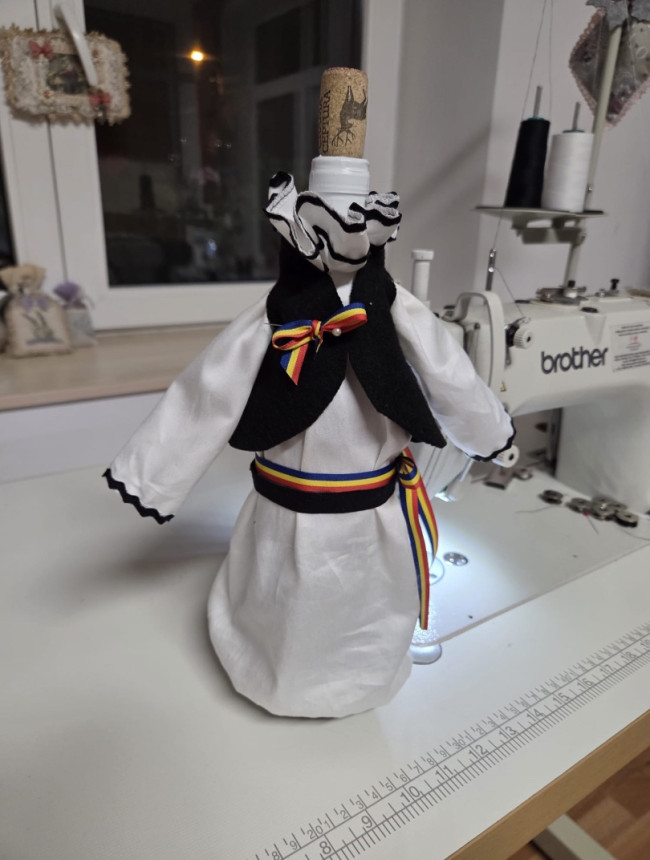 Îmbrăcăminte tradițională pentru butelii de vin – Model BĂIAT