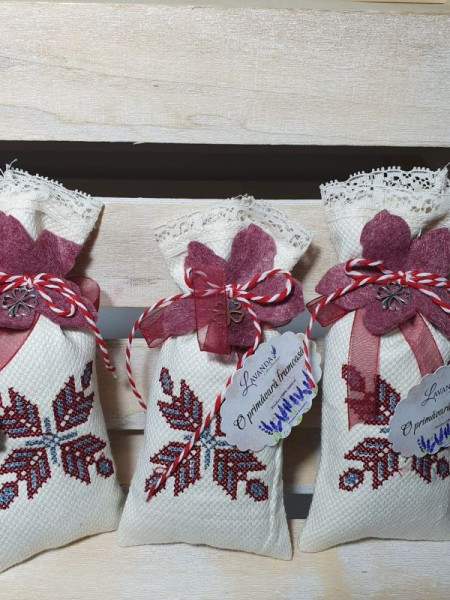 Mărțișor "Parfum de Provence" - săculeț brodat cu floare de lavandă- vișiniu Mărțișor "Parfum de Provence" - săculeț brodat cu floare de lavandă- vișiniu