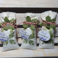 Mărțișor "Parfum de Provence" - săculeț brodat cu floare de lavandă- verde Mărțișor "Parfum de Provence" - săculeț brodat cu floare de lavandă- verde