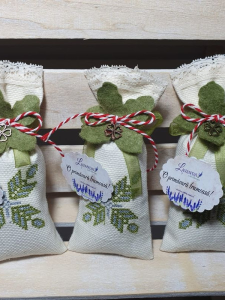Mărțișor "Parfum de Provence" - săculeț brodat cu floare de lavandă- verde Mărțișor "Parfum de Provence" - săculeț brodat cu floare de lavandă- verde
