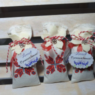 Mărțișor "Parfum de Provence" - săculeț brodat cu floare de lavandă - roșu  Mărțișor "Parfum de Provence" - săculeț brodat cu floare de lavandă - roșu