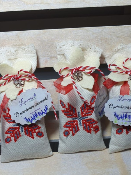 Mărțișor "Parfum de Provence" - săculeț brodat cu floare de lavandă - roșu  Mărțișor "Parfum de Provence" - săculeț brodat cu floare de lavandă - roșu