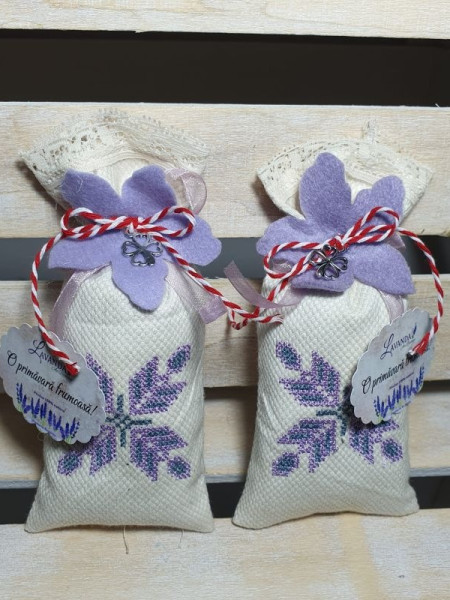 Mărțișor "Parfum de Provence" - săculeț brodat cu floare de lavandă - mov Mărțișor "Parfum de Provence" - săculeț brodat cu floare de lavandă - mov