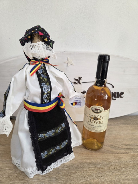 Îmbrăcăminte tradițională pentru butelii de vin – Model FATĂ, detalii albastre 