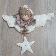 Îngeraș decorativ Christmas Story cu agățătoare dim. 40x35 cm. 