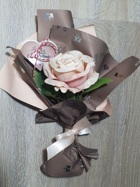 Flori de Mărțișor -  trandafir, ambalaj maro