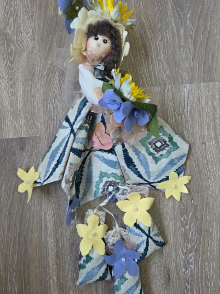 Zâna "Mura" cu agățătoare  Zâna "Mura" cu agățătoare