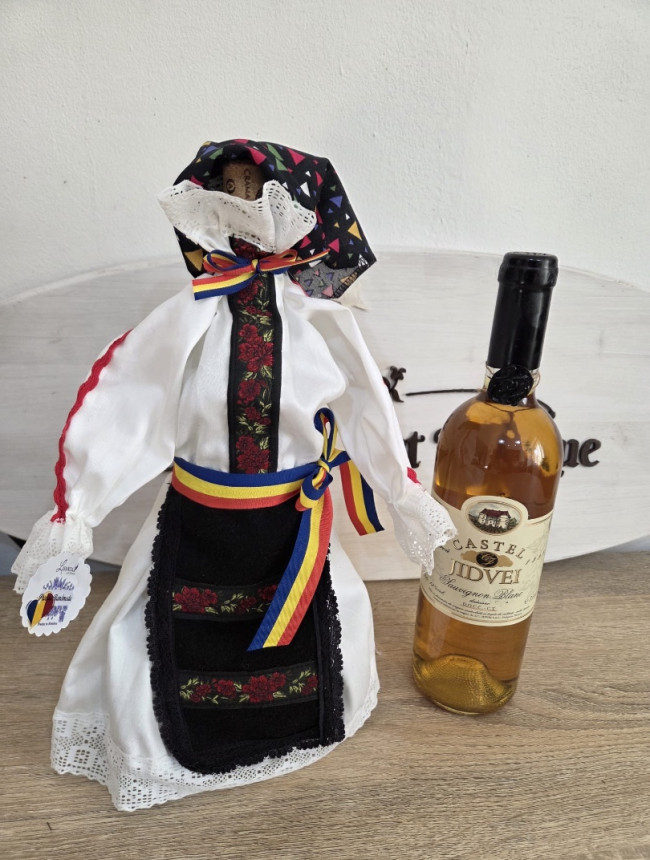 Îmbrăcăminte tradițională pentru butelii de vin – Model FATĂ, detalii roșii 