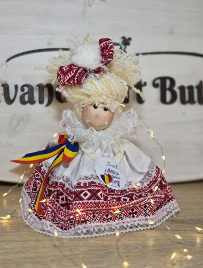 Papusă cu motive tradiționale românești 
