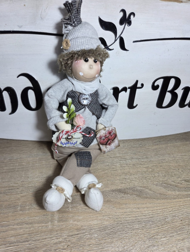 Păpușă decorativă - băiat - accesorii gri 