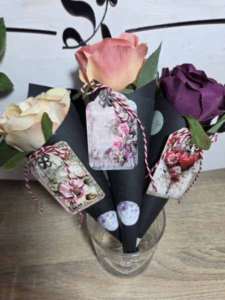 Mărțișor cu floare artificială în ambalaj conic ~ 25 cm. 