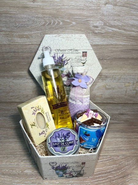 Pachet cadou cu produse naturale și mirosuri irezistibile Pachet cadou cu produse naturale și mirosuri irezistibile