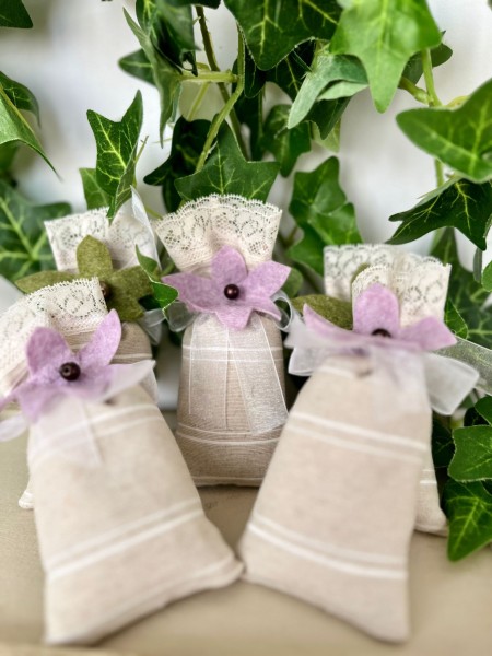 Săculeți umpluți cu floare de lavandă